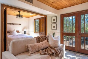 Iron/ironing board, travel crib, WiFi, bed sheets