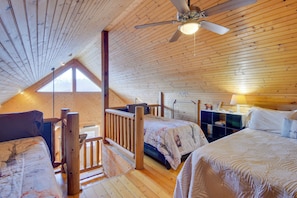 5 bedrooms, desk, iron/ironing board, Internet - Pets Welcome! Shenandoah Log Home w/ Hot Tub (Luray)