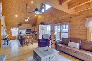 Televisio, takka, pöytätennispöytä, kirjoja