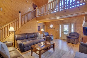 TV, fireplace, ping pong, books