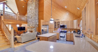 Pets Welcome! Shenandoah Log Home w/ Hot Tub