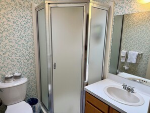 Douche, sèche-cheveux, serviettes fournies, savon