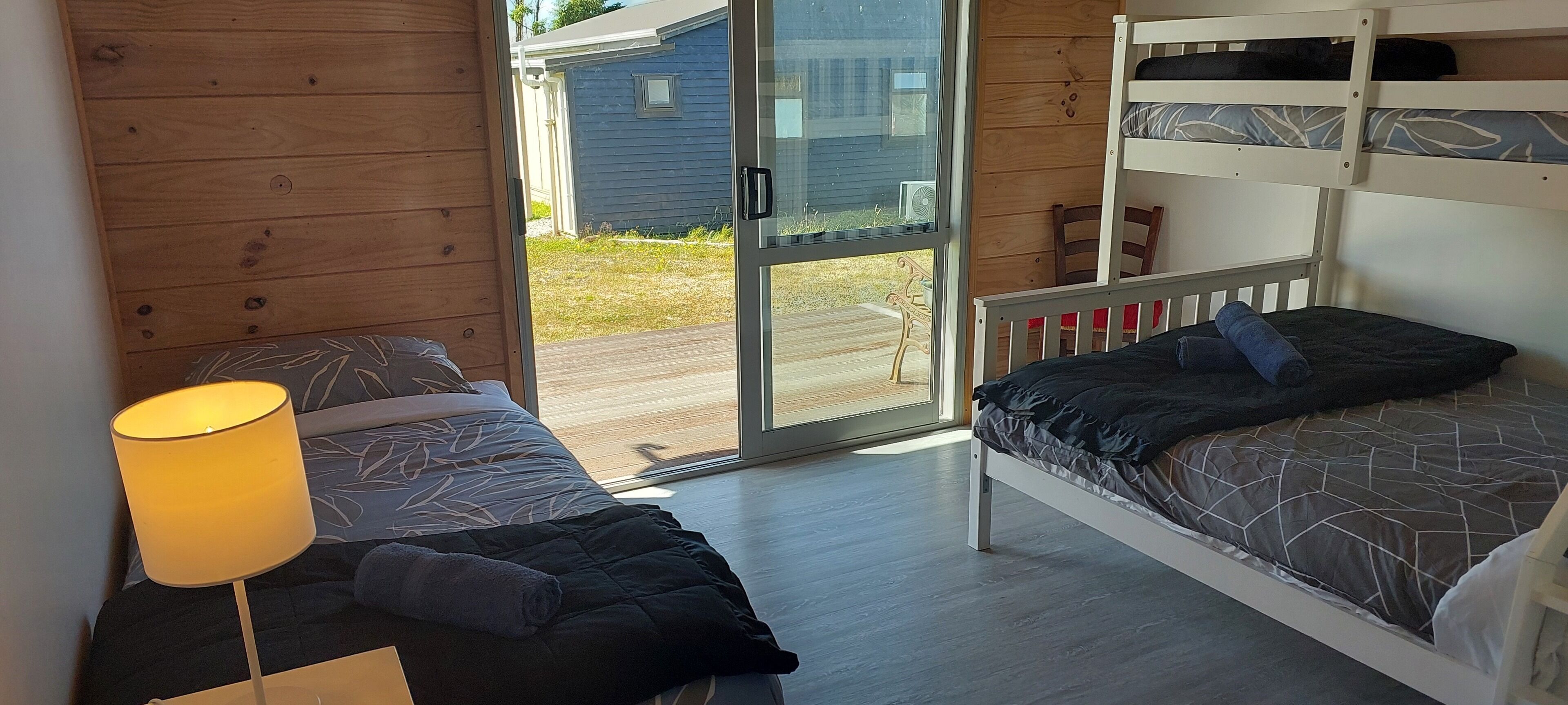 Travel crib, free WiFi, bed sheets