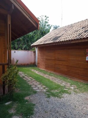 المنطقة المحيطة بالمنشأة