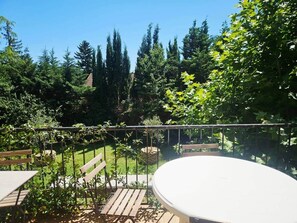 Outdoor dining - 3-bedroom apartment with garden (Montboucher-sur-Jabron)