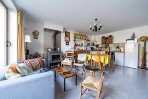 TV, fireplace - Bright 1-bedroom apartment in Marsanne (Marsanne)