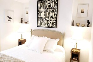 Tabla de planchar con plancha, wifi y ropa de cama 