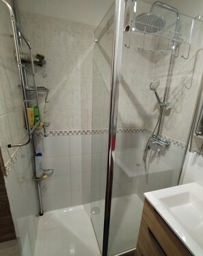 Haartrockner, Seife, Toilettenpapier
