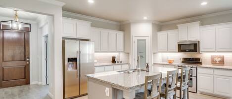 ثلاجة، ميكروويف، موقد طهي مسطح، غسالة أطباق