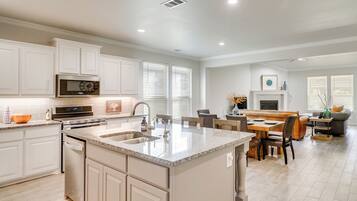 Fridge, microwave, stovetop, dishwasher