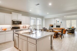 Réfrigérateur, micro-ondes, plaque de cuisson, lave-vaisselle