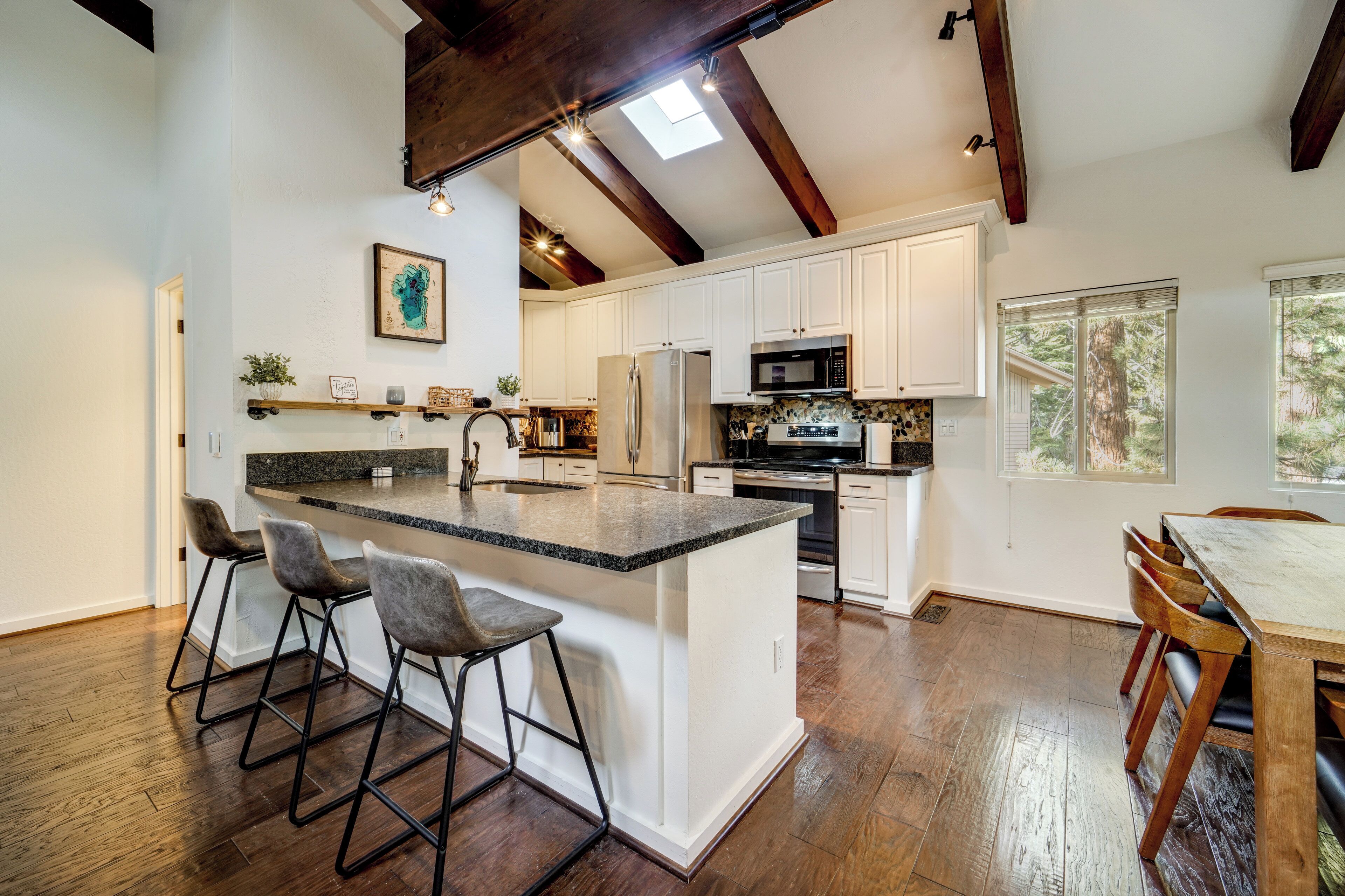 Réfrigérateur, micro-ondes, plaque de cuisson, lave-vaisselle