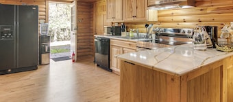 Hike, Golf & Explore: Pet-Friendly Apt in Etowah