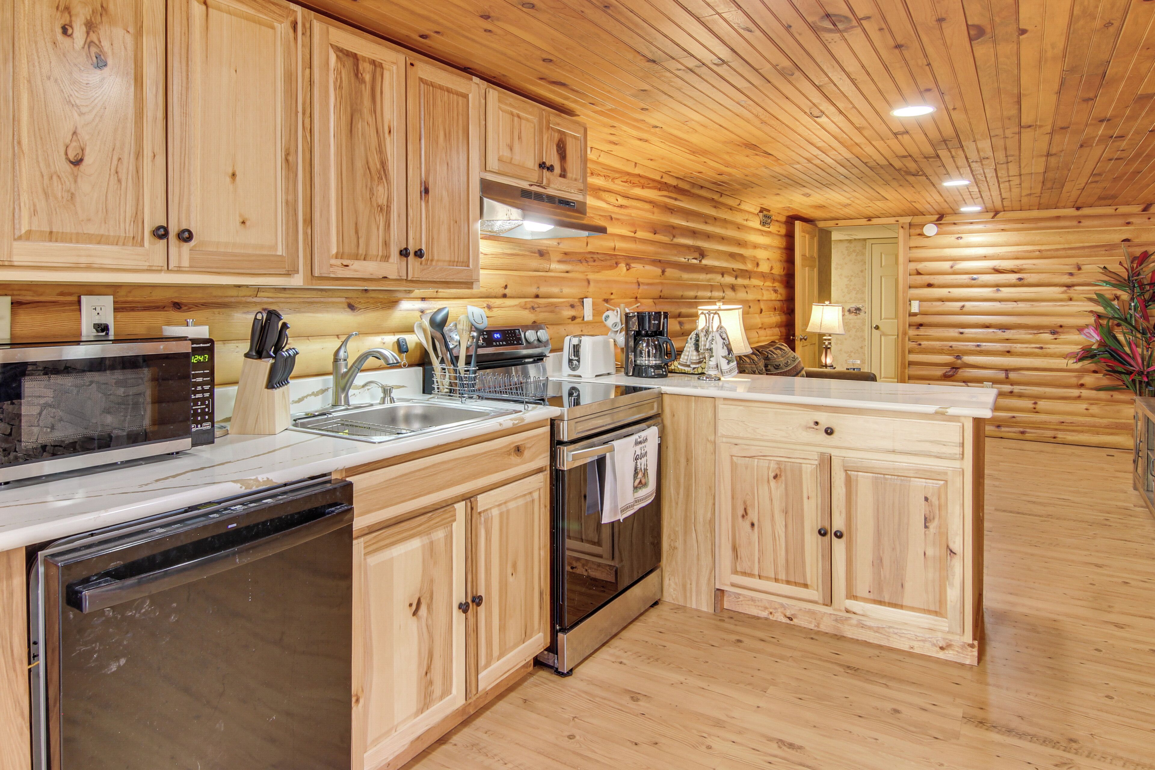 ثلاجة، ميكروويف، موقد طهي مسطح، غسالة أطباق