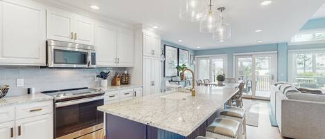 冷蔵庫、電子レンジ、オーブン、コンロ