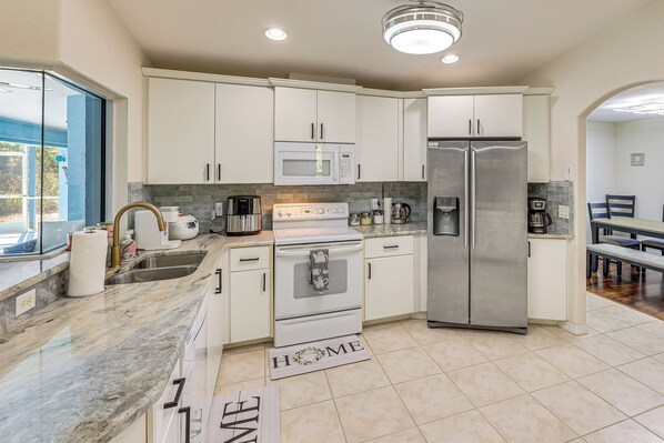 Fridge, microwave, stovetop, dishwasher