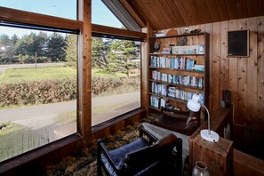 Interior - Stunning Ocean & Mountain Views, Quiet Family Home, Gas Grill, Beach Access (Smith River)