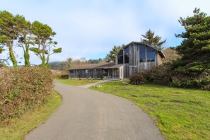 Exterior - Stunning Ocean & Mountain Views, Quiet Family Home, Gas Grill, Beach Access (Smith River)