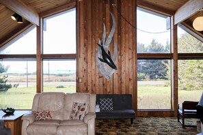 Interior - Stunning Ocean & Mountain Views, Quiet Family Home, Gas Grill, Beach Access (Smith River)