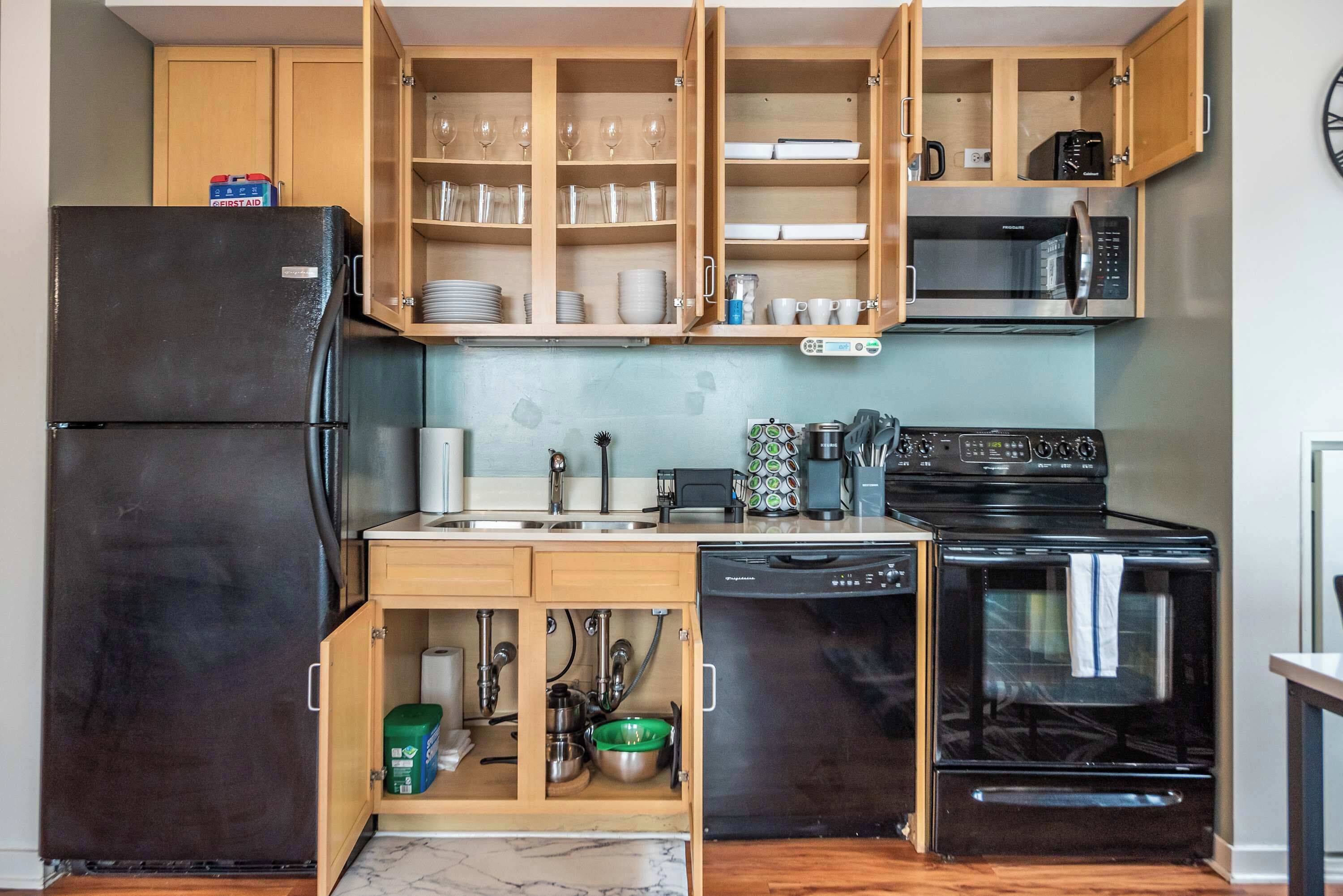 Coffee/tea maker, fridge, microwave, oven