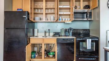 Coffee/tea maker, fridge, microwave, oven