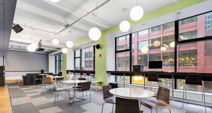 Downtown Chicago Stay with Free In & Out Parking 3