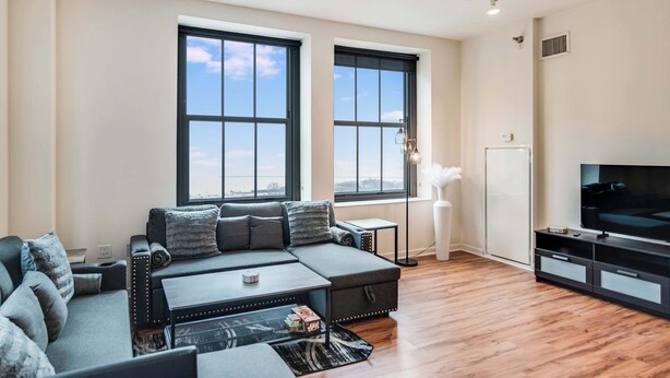 Living area - Downtown Chicago Stay with Free In & Out Parking 3 (Chicago)