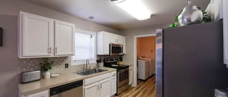 Kjøleskap, mikrobølgeovn, kokeplater og oppvaskmaskin