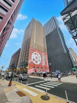 Exterior - Downtown Chicago Stay with Free In & Out Parking 1 (Chicago)