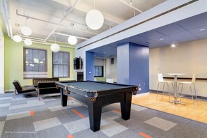 Game room - Downtown Chicago Stay with Free In & Out Parking 1 (Chicago)