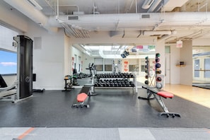 Fitness facility - Downtown Chicago Stay with Free In & Out Parking 1 (Chicago)