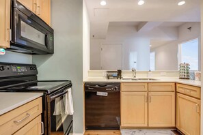 Coffee/tea maker, fridge, microwave, oven - Downtown Chicago Stay with Free In & Out Parking 1 (Chicago)