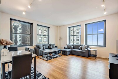 Downtown Chicago Stay with Free In & Out Parking 1