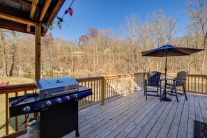 Outdoor dining - Steps to Virginia Creeper Trail: Creekside Retreat (Damascus)