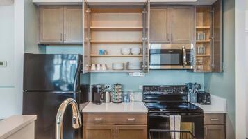 Coffee/tea maker, fridge, microwave, oven