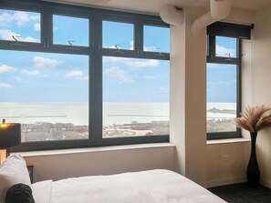 Desk, iron/ironing board, WiFi, bed sheets - Downtown Chicago Stay with Free In & Out Parking 6 (Chicago)