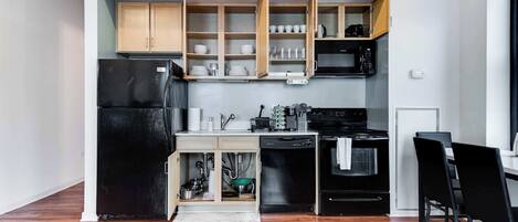 Coffee/tea maker, fridge, microwave, oven