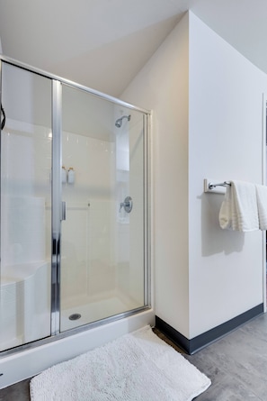 Dusche, Haartrockner, Handtücher