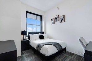 Een bureau, een strijkplank/strijkijzer, wifi, beddengoed