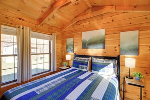 Iron/ironing board, Internet, bed sheets - Pet-Friendly Damascus Cabin w/ Deck & Mtn Views! (Damascus)