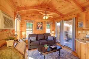 TV - Pet-Friendly Damascus Cabin w/ Deck & Mtn Views! (Damascus)