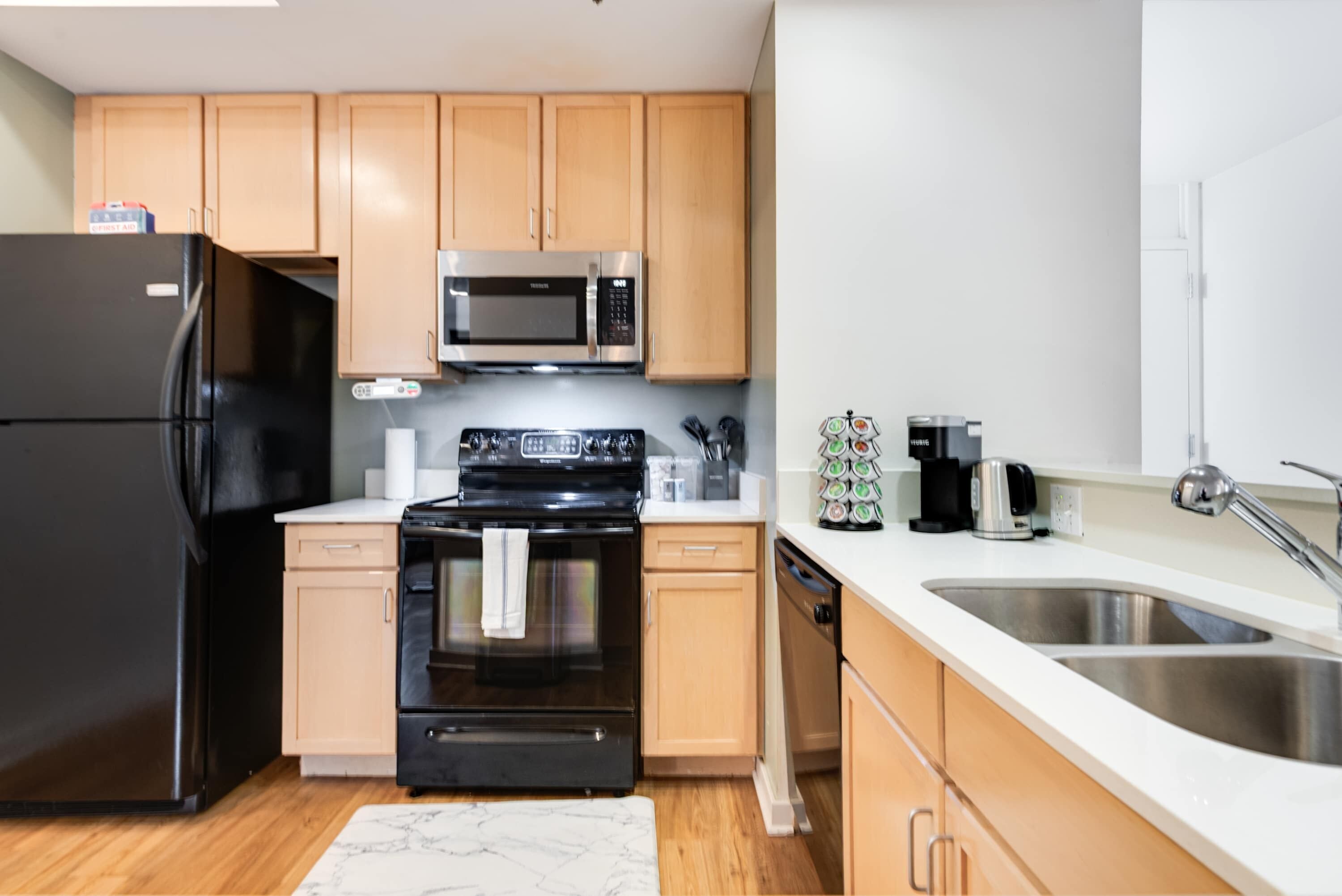 Geladeira, micro-ondas, fogão, cooktop