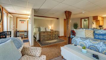 Una scrivania, ferro/asse da stiro, culla da viaggio, accesso a Internet