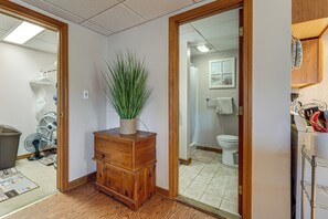 Secador de pelo, toallas