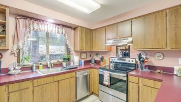 Coffee/tea maker, cookware/dishes/utensils