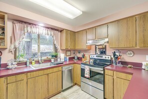 Cafetera y tetera y utensilios de cocina