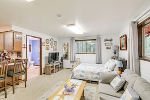 Tabla de planchar con plancha, internet y ropa de cama