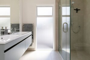 Hair dryer - Relax at Rainbow Point - wonderful open plan holiday home (Taupō)