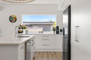 Kitchen - Relax at Rainbow Point - wonderful open plan holiday home (Taupō)