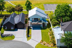 Exterior - Relax at Rainbow Point - wonderful open plan holiday home (Taupō)